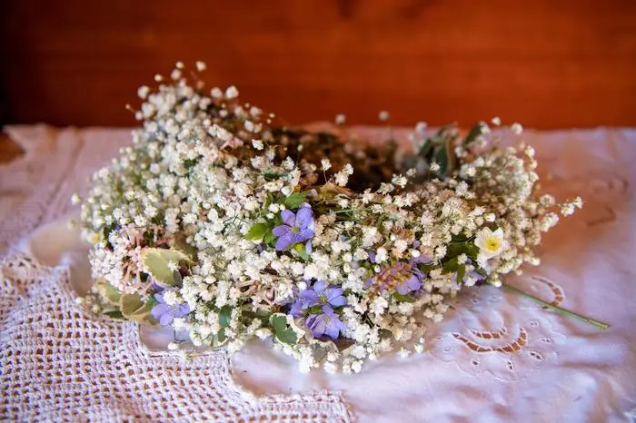 hubertushütte in mautstatt (pernegg), brauchtum steiermark, heiliger josef, landespatron, josefitag, blumenkranz, blumenkränze binden und verschenken