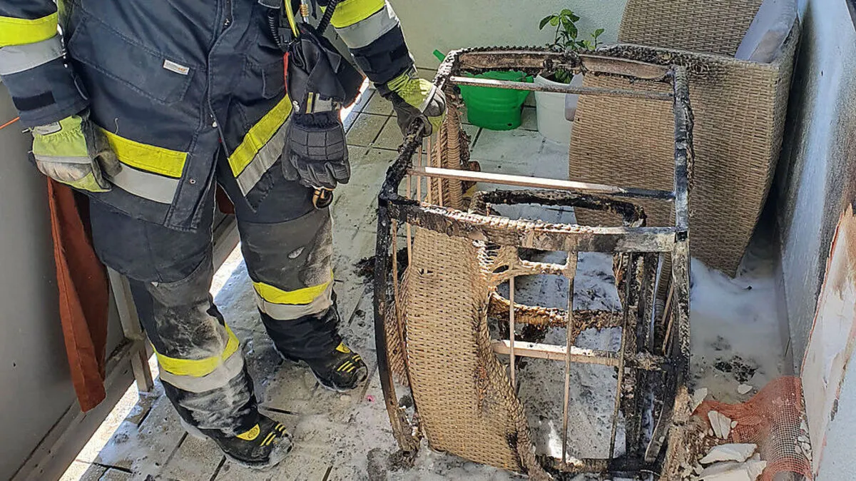 Die Garnitur sowie ein Teil der Fassade wurden beschädigt