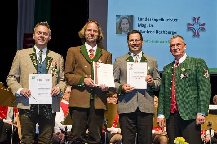 Drei verdiente Musiker wurden geehrt: Bezirksobmann Graz-Nord, Johann Kollegger, erhielt die Verdienstmedaille in Silber des ÖBV. Bezirksobmann des Blasmusikverbandes Mürzzuschlag, Christoph Bammer, erhielt das Verdienstkreuz in Silber des Steirischen Blasmusikverbandes und Landeskapellmeister Manfred Rechberger erhielt das Verdienstkreuz in Silber des ÖBV.