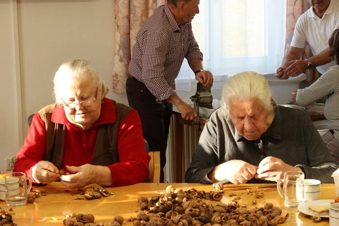 Konzentriert bei der Arbeit: Mathilde Holzapfel (links) und Gertrud Weiß (rechts)