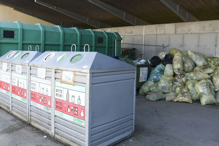 Altglas, Plastikverpackungen, Altkleider, Kühl- und Gefriergeräte, Elektronikschrott, Alteisen, Kartonagen usw. können jederzeit zu den Betriebszeiten abgegeben werden.