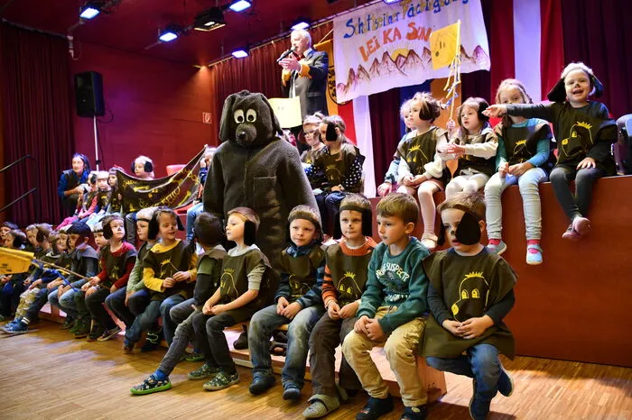 Der Kindergarten mit Maskottchen Baldi Bello saß beim Faschingstreiben wie immer in der allerersten Reihe