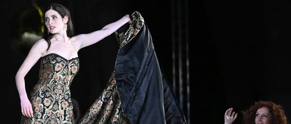 Deleila Piasko (Buhlschaft) und Philipp Hochmair (Jedermann) tragen beide Goldbrokat