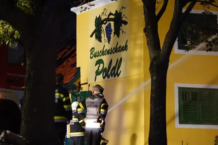 Der gesamte Dachstuhl stand in Flammen.
