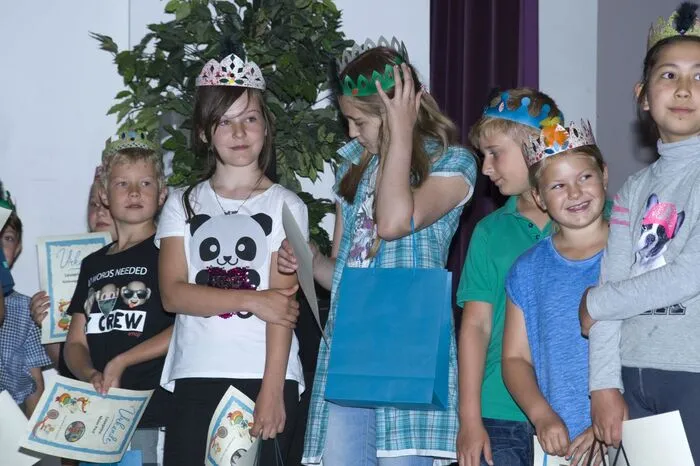 Die beste Klasse - 340 Bücher wurden von den Kindern der 3b der VS-Fohnsdorf unter Klassenlehrerin Julia Kleinferchner gelesen - bekam die goldene Wanderkrone. Überreicht wurde sie vom Obmann des Knappschaftsvereins, Walter Maier, der zugleich die Patenschaft für diese Klasse im nächsten Lesekaiserschuljahr übernimmt.