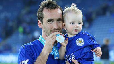 Christian Fuchs wurde zum besten Verteidiger der Premier League gewählt