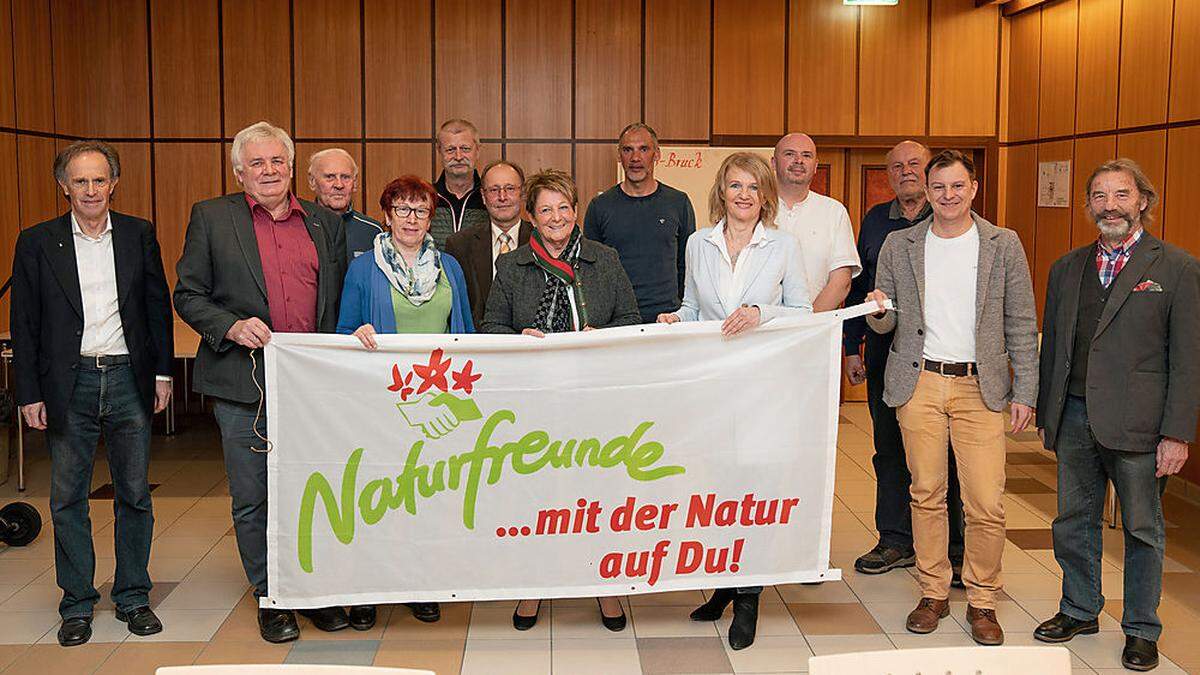 Andrea Winkelmeier (3. v. r.) folgt dem Langzeit-Obmann Hans Feier als Brucker Naturfreunde-Obfrau
