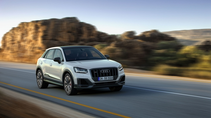 Audi hat das Tuch vom SQ2 gezogen und dem neuen Topmodell seiner kompakten SUV-Baureihe ordentlich Beine gemacht. Als vierzylindriges Sportlerherz mit zwei Litern Hubraum schlägt unter seiner Motorhaube der 2.0 TFSI mit 300 PS und einem maximalen Drehmoment von 400 Newtonmetern. Das reicht für einen Standardsprint von 0 auf 100 km/h in 4,8 Sekunden und einen elektronisch abgeregelten Topspeed von 250 km/h.