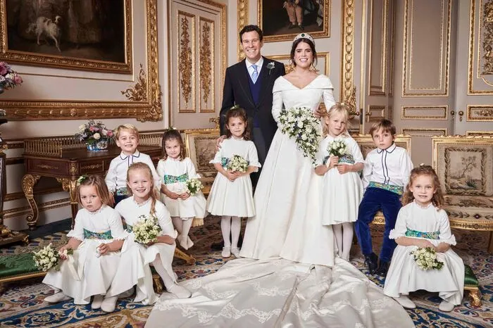 Das hat es seit 26 Jahren nicht mehr gegeben. Hier das traditionelle Bild des frischvermählten Paares mit den hinreißenden Blumenkindern.