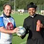 Von links: Frauensteins Bürgermeister Harald Jannach "Peppone" will das Fußballmatch gegen Pfarrer Pfarrer Charles Ogbunambala "Don Camillo" am Freitag gewinnen