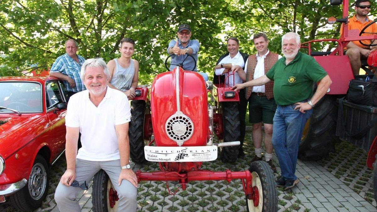 Initiator August Schmölzer fährt mit seinem Traktor selbst mit. Rechts: Organisator Paul Josef Wiener 