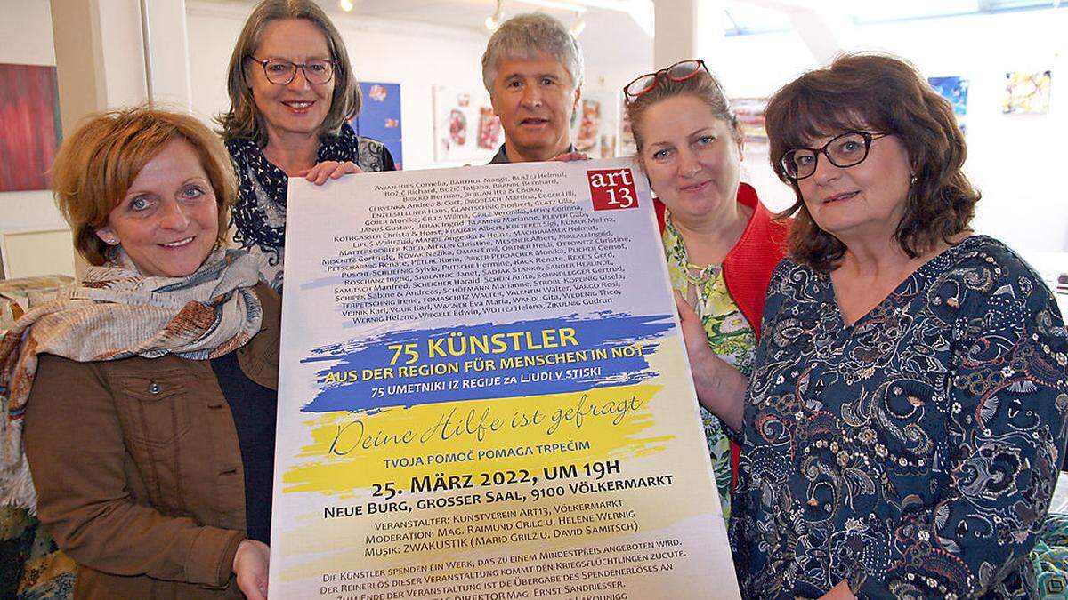 Helene Wernig, Gita Wandl, Manfred Samitsch, Martina Drobesch und Herlinde Sander im Atelier des Kunstvereins Art 13 (von links)