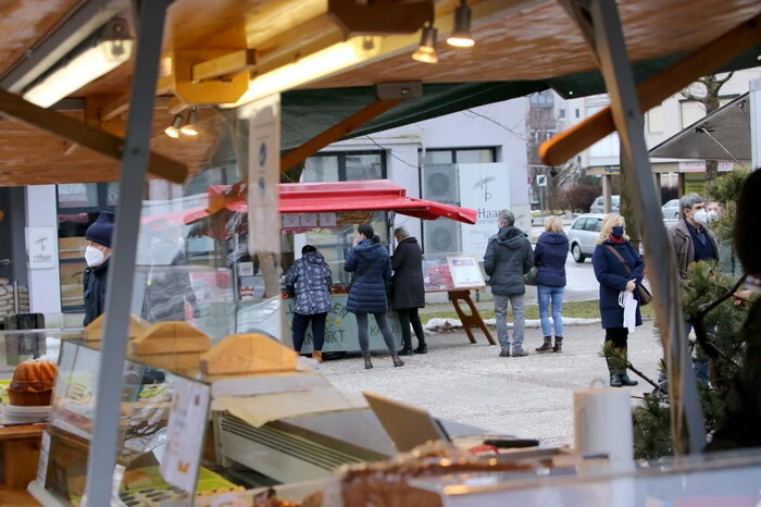 Neben traditionellen Produkten wie Wurst, Fleisch, Brot, Käse und Gemüse besteht unter anderen auch die Möglichkeit zum Einkauf von Süßspeisen sowie Fisch und Honig. 
