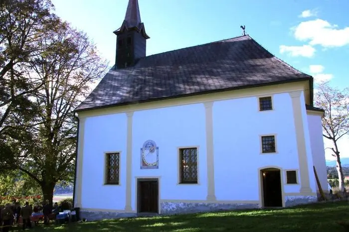 Diesmal lud auch die Gemeinschaft Kalvarienberg zu diesem Anlass in die Kalvarienbergkirche in St. Johann ob Hohenburg (Gemeinde Söding-St. Johann) ein. Die Kirche war bereits dem Verfall preisgegeben, bis sich engagierte Menschen mit Gertrude Sterbenz an der Spitze ihrer annahmen und das Gotteshaus zu einem Schmuckstück gestalteten.