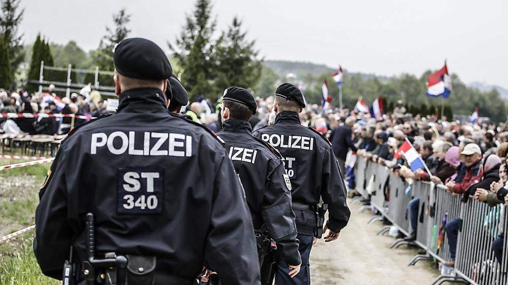 450 Polizisten waren heuer in Bleiburg anwesend. Allein 12.000 Euro kostete der dreistündige Einsatz des Polizeihubschraubers 