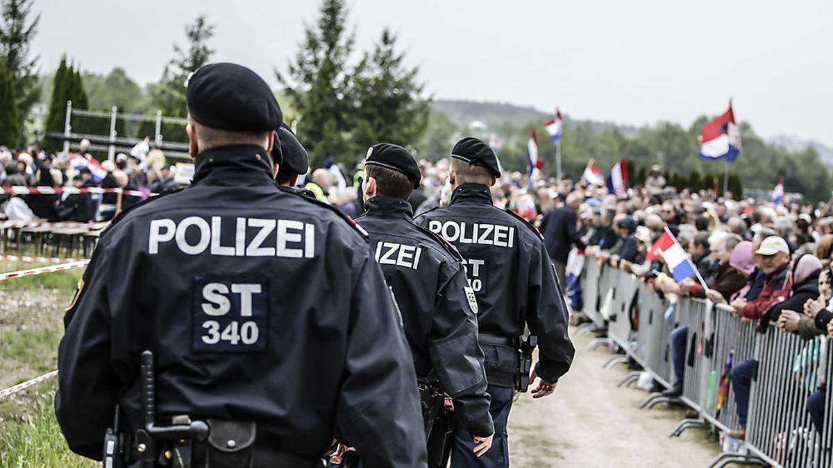 450 Polizisten waren heuer in Bleiburg anwesend. Allein 12.000 Euro kostete der dreistündige Einsatz des Polizeihubschraubers 