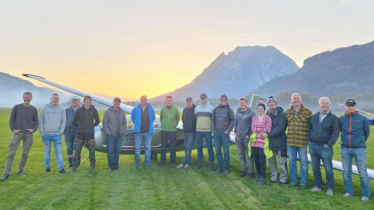 Mitglieder der „Flugsportgruppe Grimming“ beim traditionellen Ziellanden Ende Oktober