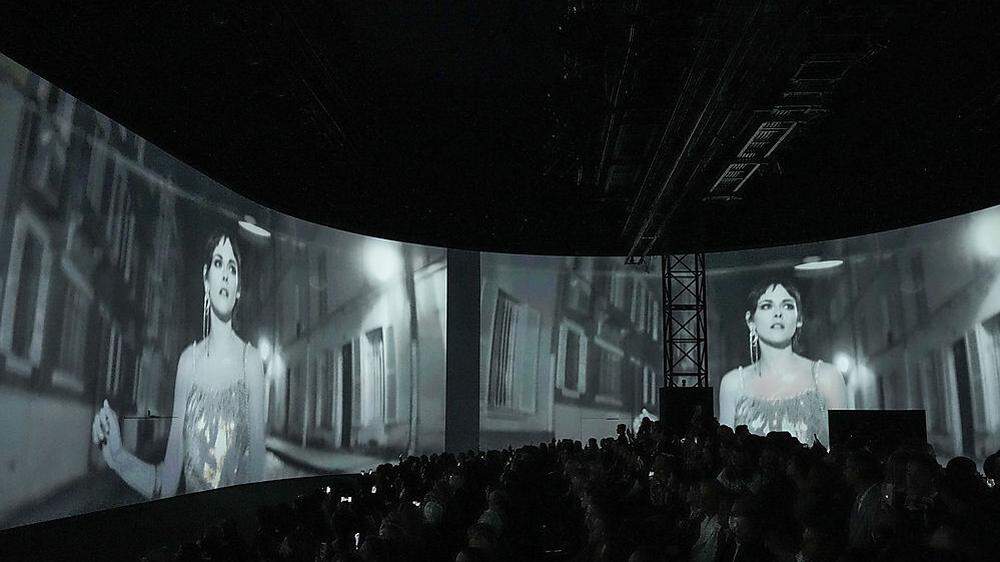 Auf 360-Grad-Wänden wurde der Kurzfilm von Chanel gezeigt 