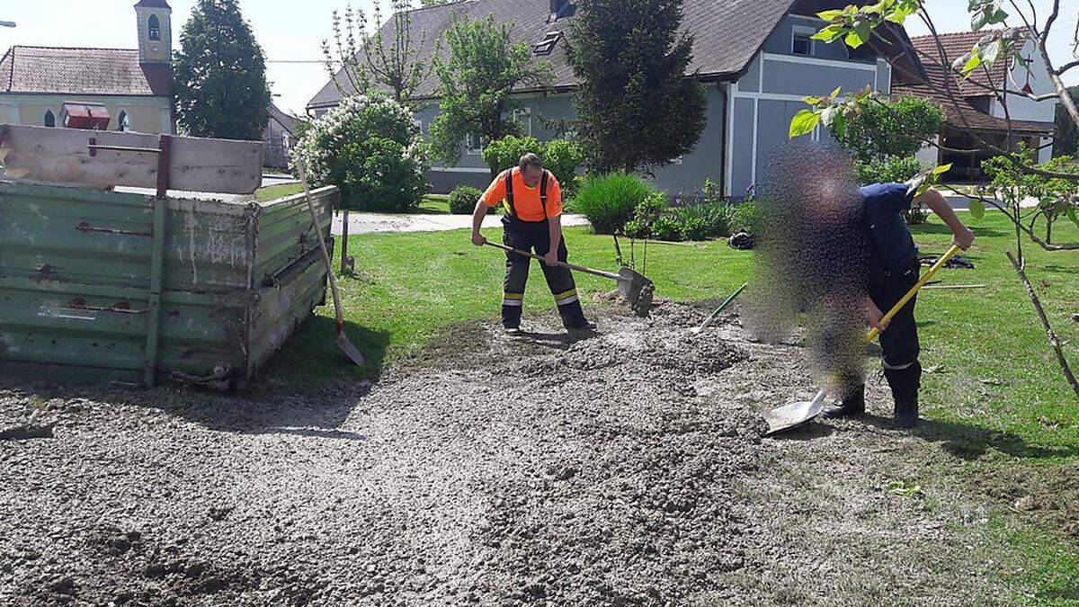 Die Entfernung des Betons war für die Einsatzkräfte sehr schweißtreibend