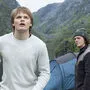 „Ragnarök“: junge Götter (David Stakston und Jonas Strand Gravli) in idyllischer norwegischer Landschaft. 