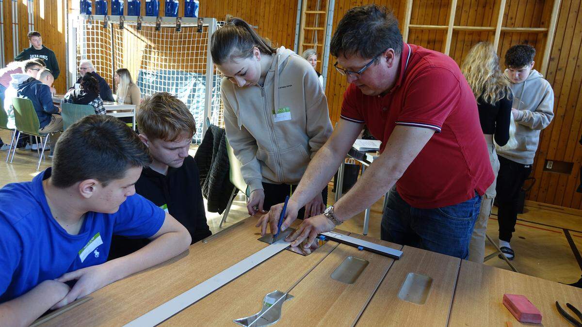 Hans-Peter Sturmann von Fischerglas in Voitsberg zeigte den Schülerinnen und Schülern, wie man Glas schneiden kann