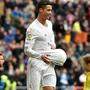 Cristiano Ronaldo versteckte den Ball unter dem Leibchen, was bei Kickern auf Nachwuchs hindeutet