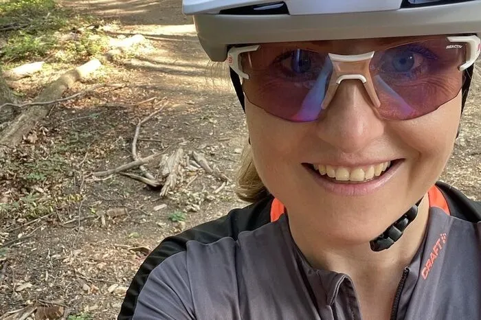 Frauenministerin Susanne Raab (ÖVP) beim Mountainbiken im Wienerwald.
