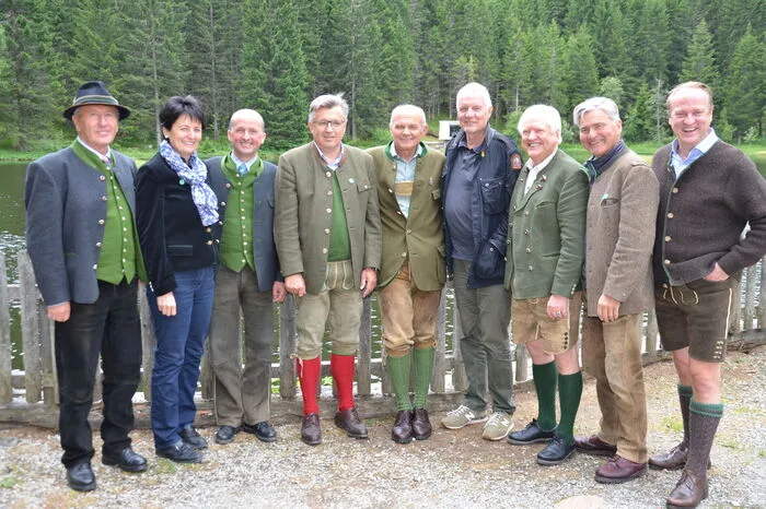 Gastgeber Fritz Grillitsch (4. v. links) begrüßte Thomas Prinzhorn (Mitte), Schützenmeister Gottfried Stolz (links) und Gäste