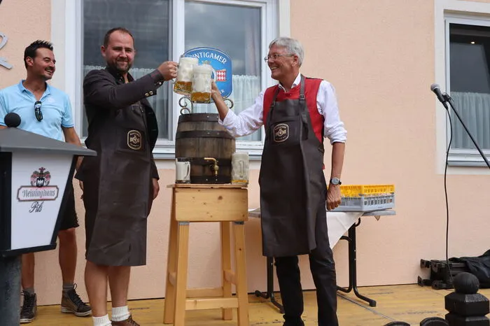 Landeshauptmann Peter Kaiser und Bürgermeister Thomas Seelaus nahmen den Bieranstich vor.