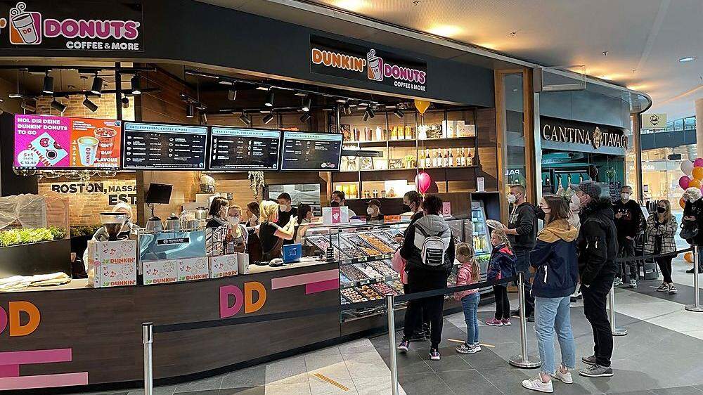 Viel los bei der Eörffnung von Dunkin Donuts im Atrio