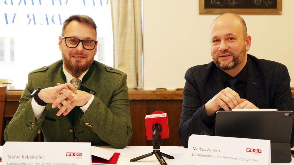 Stefan Rabelhofer (links) und Markus Zelisko stellten die Studie über die Versicherungs-Agenturen vor