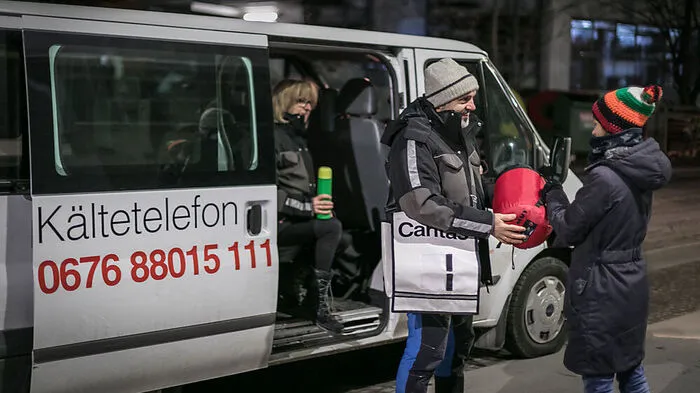 Obdachlose, die eine Unterbringung mit anderen Menschen ablehnen, erhalten ein Not-Paket