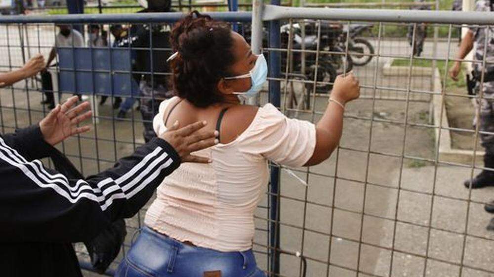 Angehörige vor einem der Gefängnisse in Ecuador