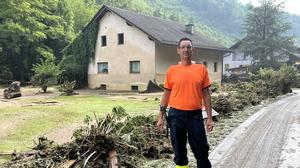 HBI Gernot Marhold hat alle Hände voll zu tun, das Wasser der Teigitsch stand bis zu den beiden oberen Fenstern des Hauses im Hintergrund