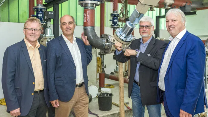 Reinhard Antolitsch (Vizebürgermeister Arnoldstein), Günther Stückler, Manfred Freitag und Adolf Melcher (Kelag) zeigten den Baufortschritt im Heizwerk Warmbad, der künftigen Wärme-Übergabestation