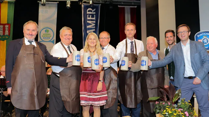 Mit einem bunten Programm feierte die Werkskapelle Bauer den 30. Bieranstich in den Stadtsälen Voitsberg. Nach der zweijährigen Zwangspause wurde der traditionelle Bieranstich vom November in den Mai vorverlegt und die vielen Gäste konnten wieder einen unbeschwerten Jubiläumsfrühschoppen mit Freibier, Käsespezialitäten und kulinarischen Schmankerln genießen.