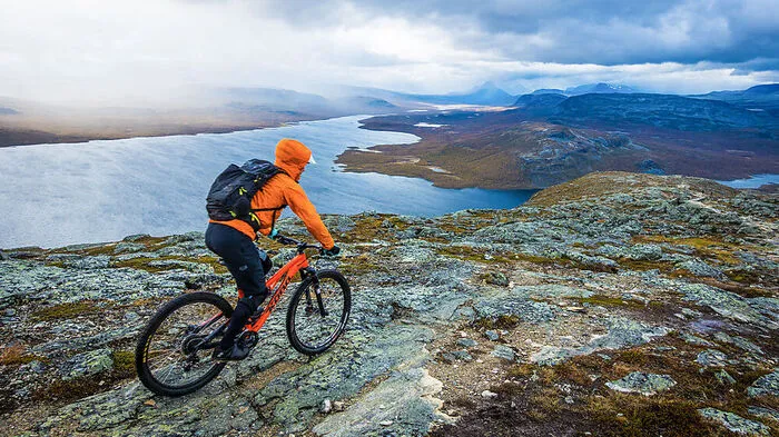Biken. Eine immer beliebter werdende Aktivität ist das Mountainbiken. Am besten fährt es sich mit einem Fatbike samt 250-Watt-Motor. Besonders schön sind die Touren im Pallas-Yllästunturi-Nationalpark in Westlappland. Wenn man Hunger bekommt, einfach absitzen und sich an Schwarz- oder Moltebeeren laben.