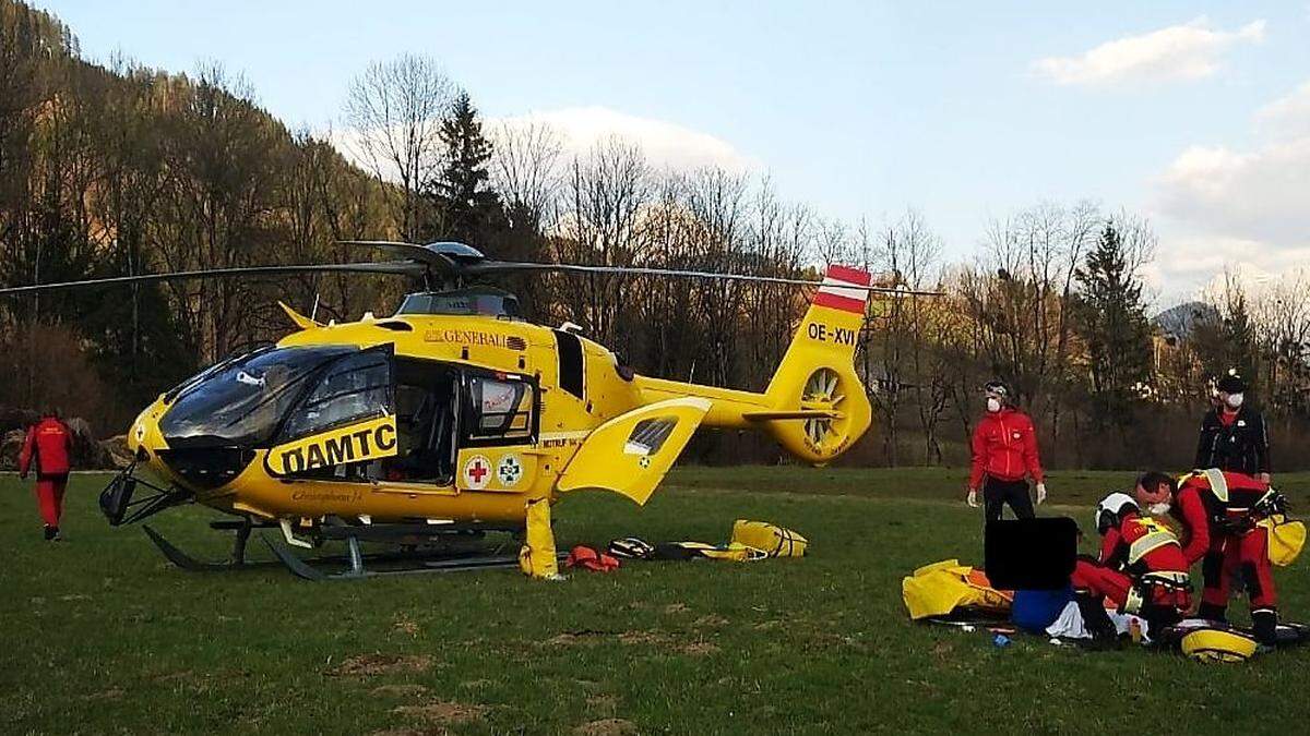 Die ÖAMTC-Rettungshubschrauber hatten Samstag in der Obersteiermark viel zu tun, wie auch die Bergretter	