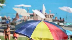 Ein bunter Sonnenschirm in einem Bad