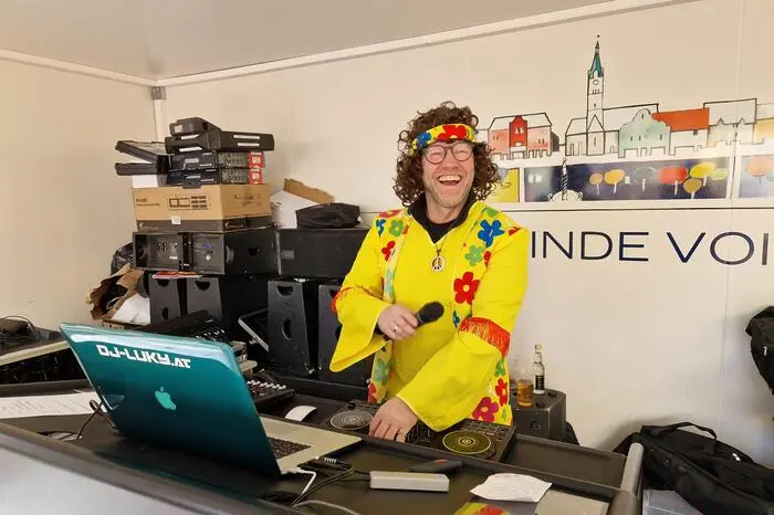 Dort sorgte DJ Luky für einen unterhaltsamen Höhepunkt der närrischen Zeit.
