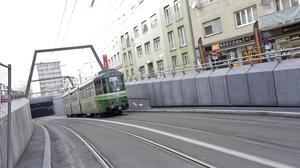 Bei der Unterführung am Hauptbahnhof werden die Schienen getauscht