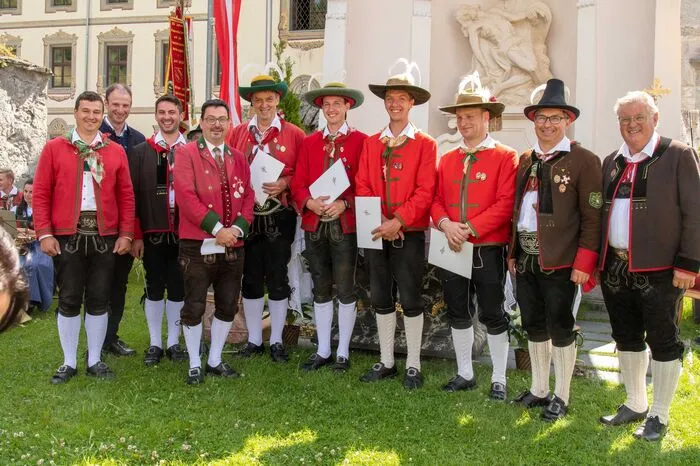Markus Guggenberger, Vizebürgermeister Bernhard Knotz, Kapellmeister Josef Strieder jun., Andreas Zimmermann (Obmann des Bezirksmusikerverbandes Hermagor), Josef Strieder, Johannes Oberluggauer, Michael Stoffaneller, Thomas Kristler, Vizebürgermeister Gerald Kubin, Bürgermeister Hans Windbichler