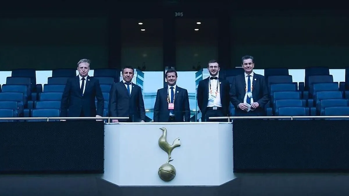 Obmann Horst Nössler, Vize-Präsident Christian Puff, Präsident Dietmar Riegler, Sohn Jakob und Obmann Jürgen Schratter (von links) in der Loge des Tottenham-Präsidenten
