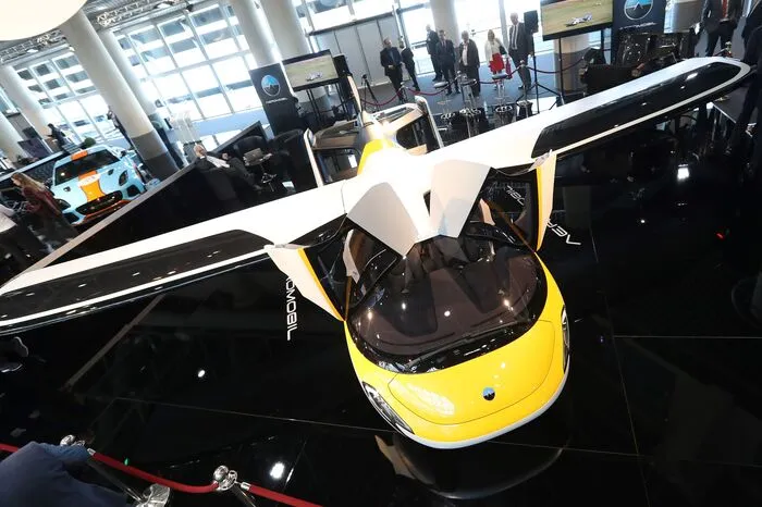 Beim "Aeromobil 4.0" handelt es sich um eine sechs Meter lange, zweisitzige Kombination aus Auto und Kleinflugzeug, die laut Hersteller alle notwendigen Vorschriften sowohl für den Straßen- als auch den Flugverkehr erfüllt.