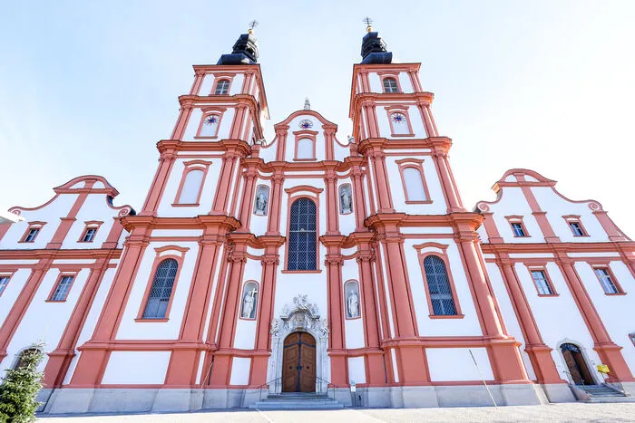 Im Zuge der Sanierung hat die Basilika ihre Farbe gewechselt - zurück zum historischen Original, einem rötlichen Ocker und viel Weiß