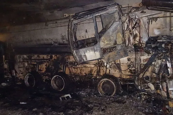 So sieht der 400-Tonnen-Kran nach dem Brand aus