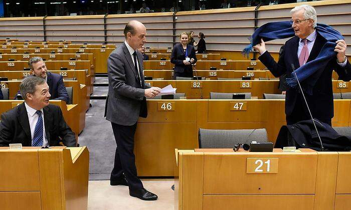 Farage (links), Barnier (rechts): Man ging mit Handschlag auseinander