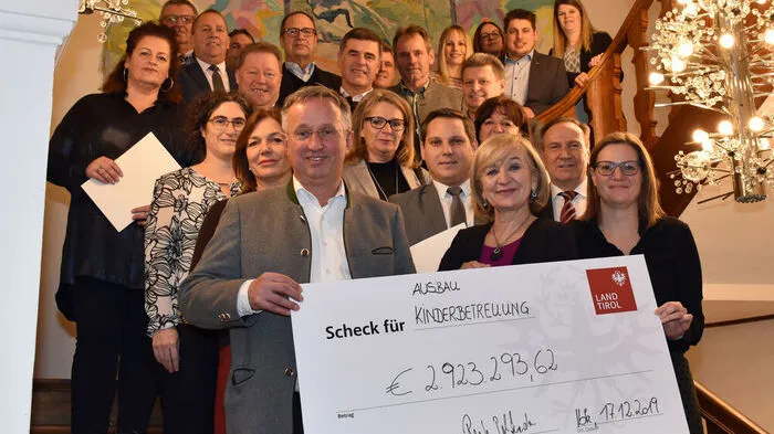 Beate Palfrader überreichte einen symbolischen Scheck über rund drei Millionen Euro an insgesamt 32 Kinderbetreuungserhalter