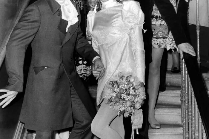 Zu den insgesamt sieben Opfern zählte die hochschwangere Schauspielerin Sharon Tate, Ehefrau von Filmregisseur Roman Polanski.