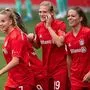 Carina Wenninger (Mitte) bleibt beim FC Bayern